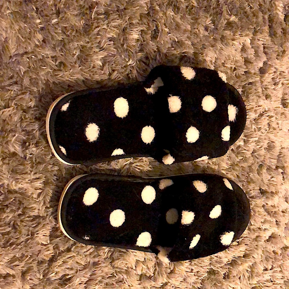 I’m selling slippers I got them from Walmart and they are a size 3.5